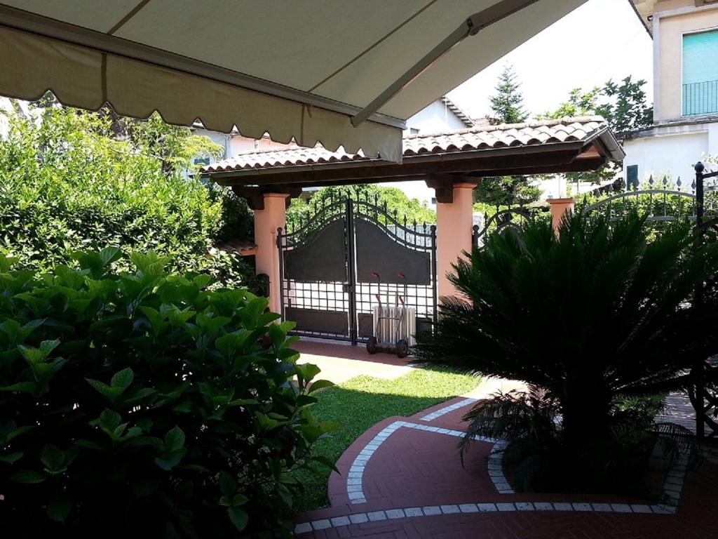 Casamare Gianluca Apartment Marina di Massa Phòng bức ảnh